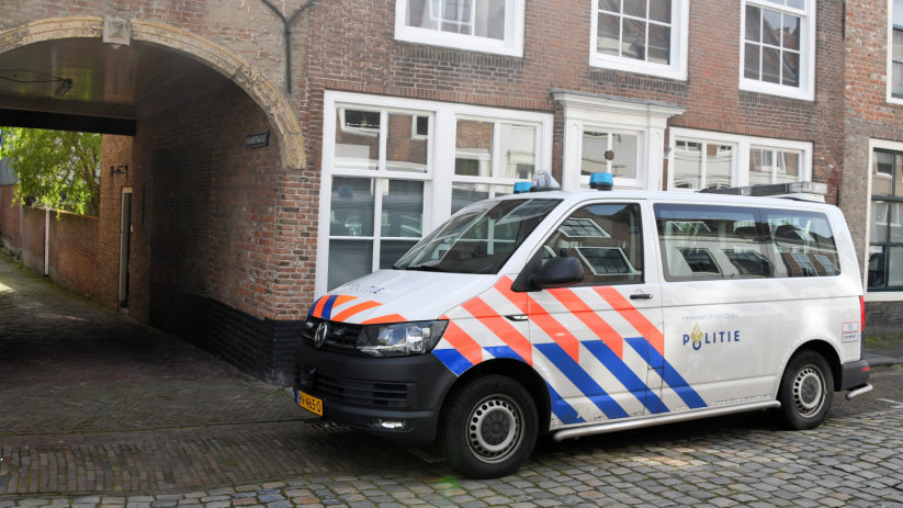 Politie bij het Kraanstraatje in Middelburg.