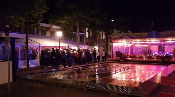 Drukte rondom de Markt in IJzendijke.