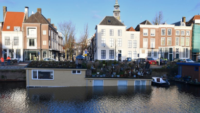 Woonboot verdwijnt deels onder water in Middelburg
