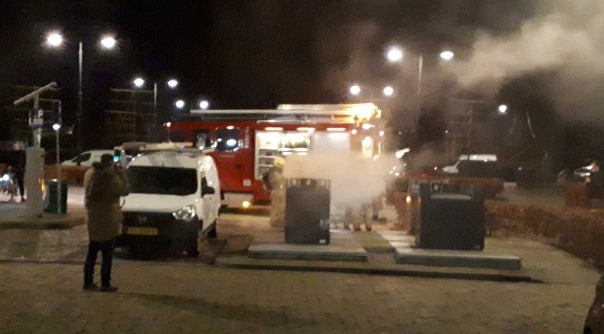 Eén van de containerbranden vanavond in Zierikzee.