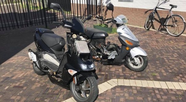 De twee aangetroffen scooters.