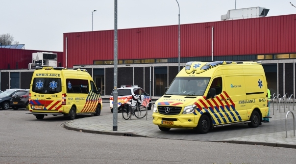 De hulpdiensten bij de sporthal in Middelburg.