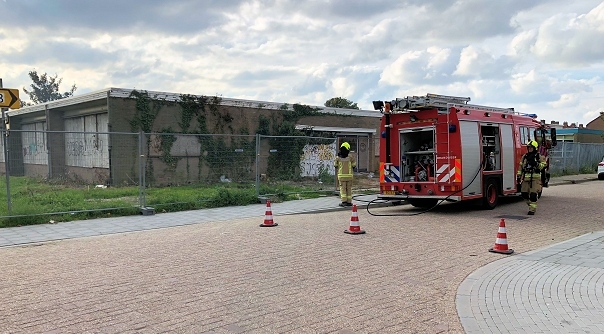 De brandweer aan de Molenweg in Oost-Souburg.