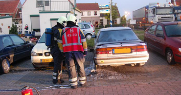 Auto in brand gestoken Oud-Vossemeer