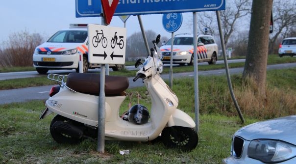 De scooterrijdster kon ter plekke worden behandeld.