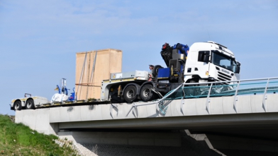 Vrachtwagen hangt over viaduct N62 Westdorpe