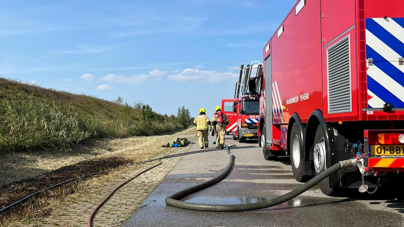Vanwege te kort aan water werd ook de waterwagen van brandweerpost Stampershoek opgeroepen.