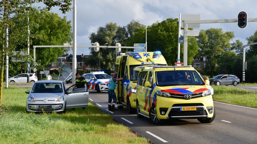 Fietser gewond naar ziekenhuis na aanrijding met auto in Deventer.