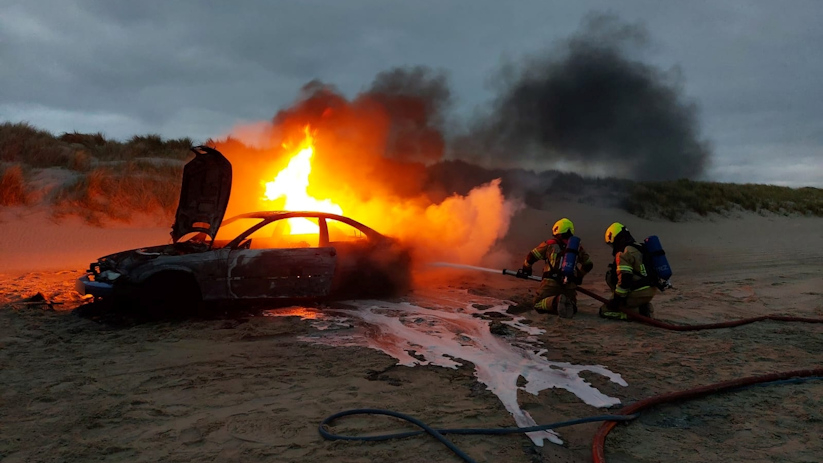 De auto was niet meer te redden en brandde volledig uit.