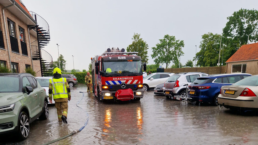 Er kwamen tientallen meldingen van wateroverlast binnen bij de brandweer.