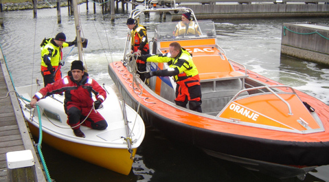 KNRM-reddingboot Oranje in actie.