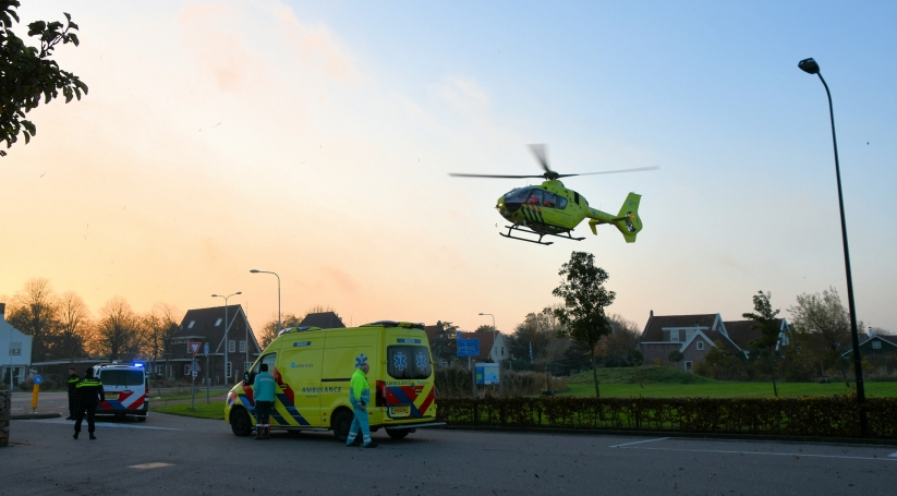 De helikopter landde bij de sportvelden aan de Lange Blokweg.
