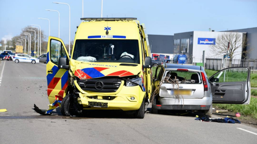Ongeval ambulance gebeurde bij inhaalactie, één zwaargewonde.