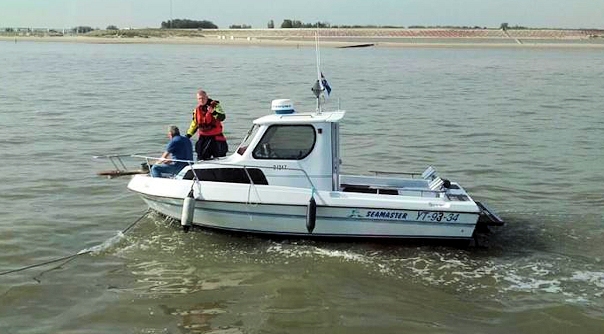 De sportvisboot met een motorstoring.