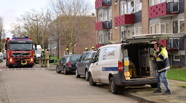 De brandweer bij de flat aan de Breitnerstraat in Goes.