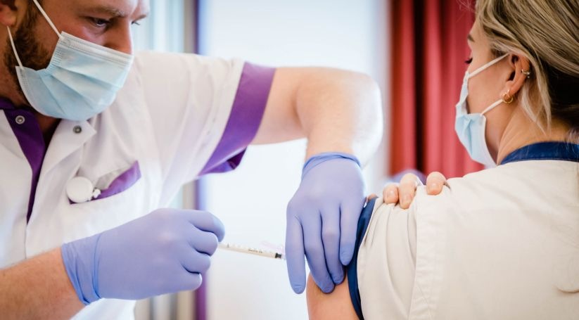 Deze week werden de eerste zorgmedewerkers al gevaccineerd.