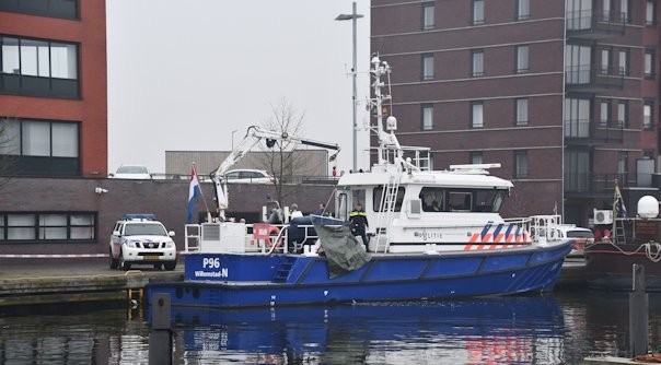 Het stoffelijk overschot werd aan boord genomen van een politieboot.