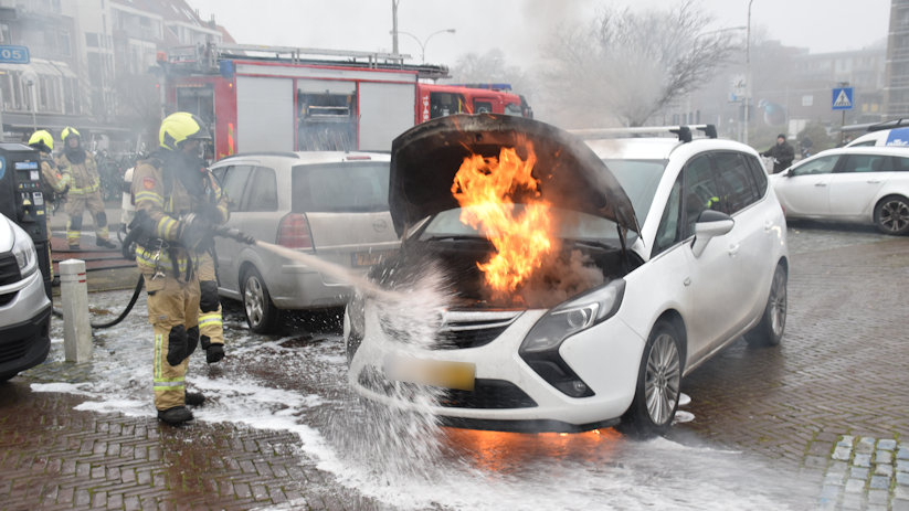 De auto reed bij de Oostsingel toen er brand werd ontdekt onder de motorkap.