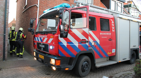 De brandweer in de Nieuwstraat in Sint Annaland.