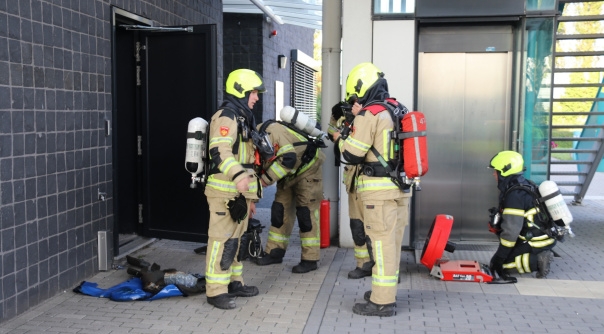 Brandweerlieden gisteren bij het gebouw van de Westerscheldetunnel.