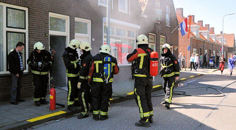 De brandweer aan de Spoorstraat in Arnemuiden.