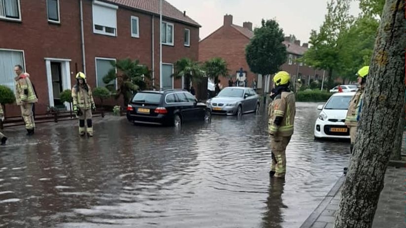 Wateroverlast in de Burgemeester van Roseveltstraat in Schoondijke.