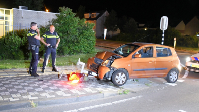 Auto crasht tegen verkeerslicht in Vlissingen