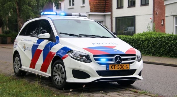 In Middelburg rijdt één van de eerste Zeeuwse politiewagens in de nieuwe stijl.
