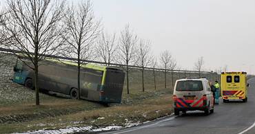 Bus met passagiers van de weg door onwelwording