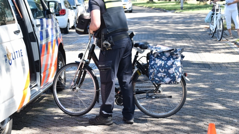De politie heeft de fiets van de vrouw meegenomen.