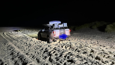 Auto urenlang vast op strand, KNRM schiet te hulp