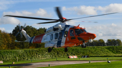 Kustwachthelikopter maakt proeflanding bij Adrz
