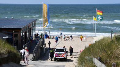 Strandwacht redt zwemmers uit zee bij Oostkapelle