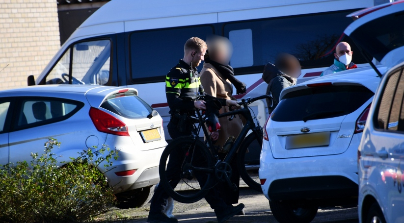 De fietser is per ambulance naar het ziekenhuis gebracht.