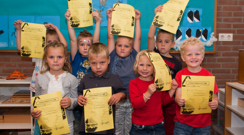 Kinderen met hun behaalde oversteekdiploma.