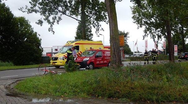 Eén van de wielrenners moest met een ambulance naar het ziekenhuis worden gebracht.