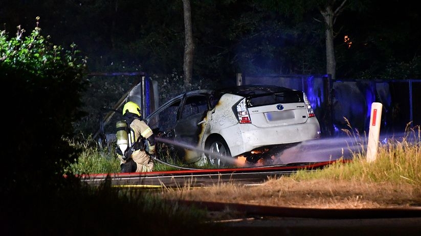 Auto in brand na botsing Zierikzee: dode en gewonde.
