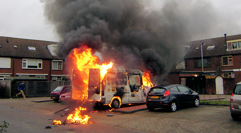 De felle brand in de bestelauto in Vlissingen.