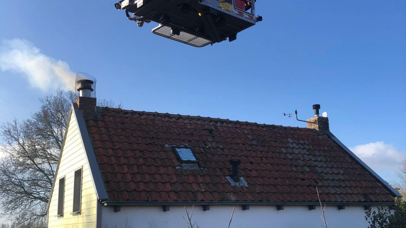 Met behulp van een hoogwerker kon de brandweer de schoorsteen schoonmaken.