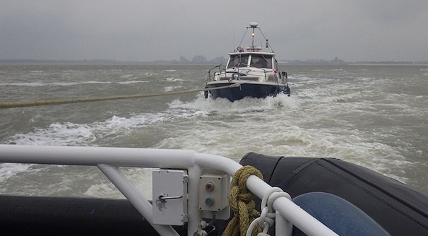 Het bootje is door de KNRM naar de Poseidonsteiger in Vlissingen gesleept.