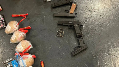 Illegaal vuurwerk en (nep)wapens aangetroffen bij invallen Hoek