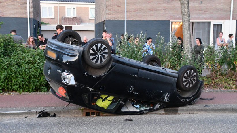 Auto ondersteboven op fietspad bij ongeval Middelburg.