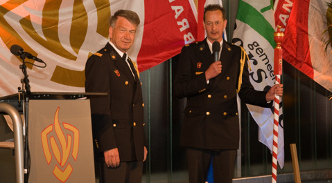 De oude commandant (l) en de nieuwe commandant (r) van het korps Borsele.