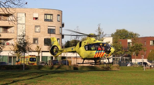De helikopter landde op een veldje bij het zorgcentrum.