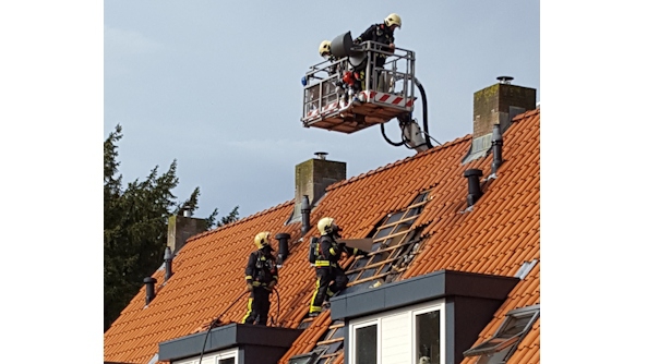 De brandweer bij de woning in Sluis.