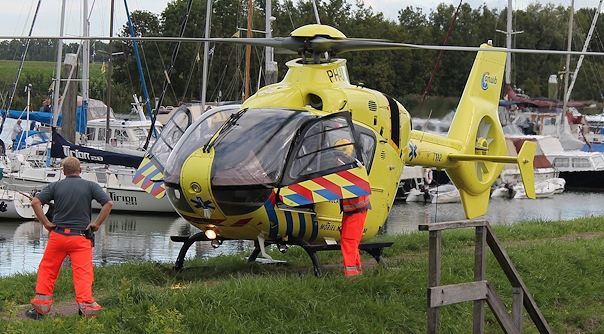 De traumahelikopter landde op een dijk bij de haven.