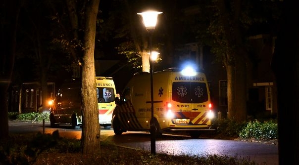 De twee ambulanceteams in de Westkapelse Zuidstraat.