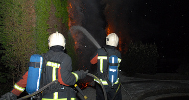 Coniferenhaag gaat in vlammen op