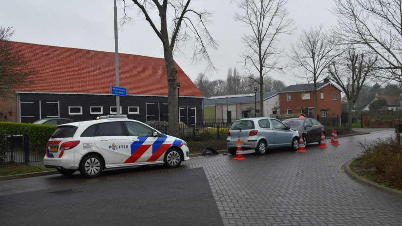 Twee autos met elkaar in botsing op kruising in Wemeldinge.