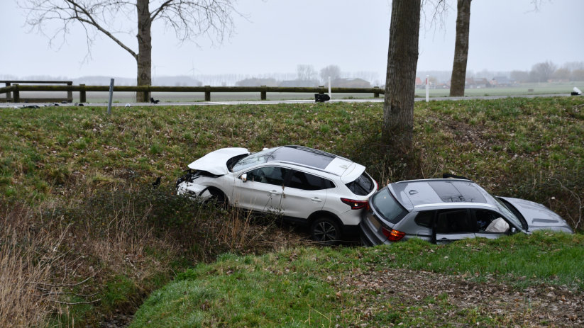 Twee autos van dijk bij ongeval in Terneuzen.